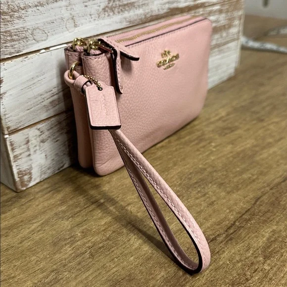 Coach great shape double corner light pink pebbled leather dual zip wristlet - Picture 3 of 9